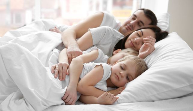Perfektes Familienbett für innige Momente und entspannte Nächte