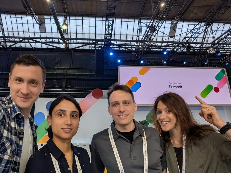 Selfie von vier unserer Softwareentwickler*innen, die auf dem Google Cloud Summit 2025 in Düsseldorf sind