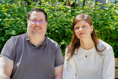Team Inc(AI): Hinter dem GAIA-Agenten Zwei Mitglieder des Teams Inc(AI), das an der Entwicklung von GAIA arbeitet. Draußen auf dem Campus fotografiert.
