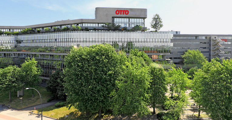 Aus dem Weitwinkel sind die Otto-Gebäude mit den vielen Bäumen im Sommer zu sehen.