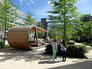 Der OTTO Boulevard ist mit vielen Grünflächen und Sitzgelegenheiten ausgestattet Der OTTO Boulevard ist mit vielen Grünflächen und Sitzgelegenheiten ausgestattet