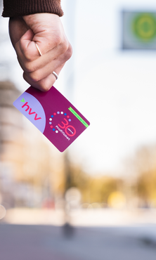Person hält HVV-Ticket in der Hand Person hält HVV-Ticket in der Hand