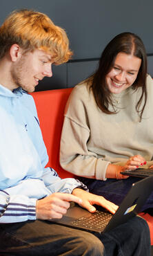 Unsere Werkstudenten sitzen am Laptop Unsere Werkstudenten sitzen am Laptop