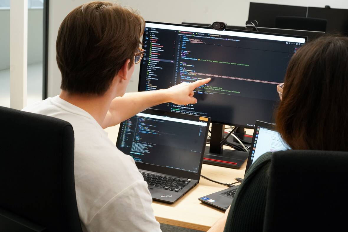 Tjark und Giovanna, beide machen die Ausbildung Fachinformatik bei OTTO, beim coden.