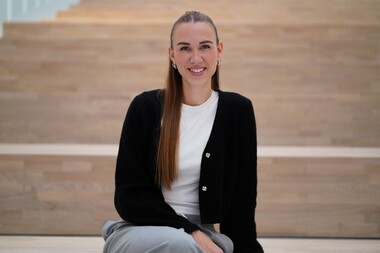Junior HR Manager sitzt auf einer Treppe Unsere Junior HR Managerin sitzt auf der Treppe im Otto Group Headquarter im Atrium.