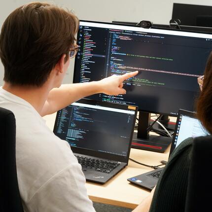 Tech Azubis beim Coden Tjark und Giovanna, beide machen die Ausbildung Fachinformatik bei OTTO, beim coden.