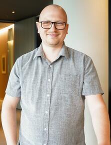 Anwendungsentwickler bei OTTO steht im Social Space