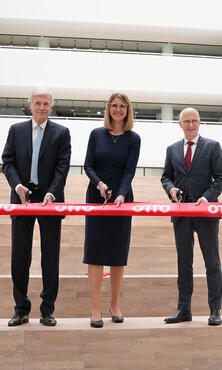 Hamburgs Erster Bürgermeister Peter Tschentscher, Dr. Michael Otto und Katy bei der Eröffnung des neuen OTTO-Headquarters. Hamburgs Erster Bürgermeister Peter Tschentscher, Dr. Michael Otto und Katy bei der Eröffnung des neuen OTTO-Headquarters.