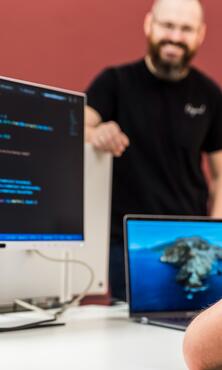 Software-Entwickler arbeiten als Team an der Weiterentwicklung unserer Plattform Software-Entwickler arbeiten als Team an der Weiterentwicklung unserer Plattform