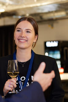 Drei Frau hören einem Mann zu