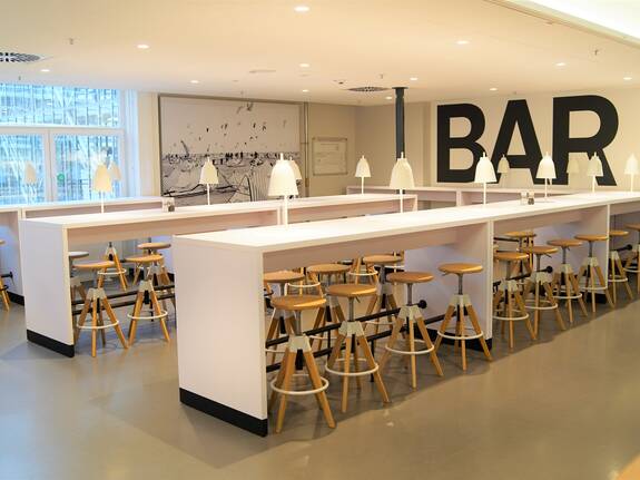 Vielfältige Sitzmöglichkeiten in der Kantine Elbe.