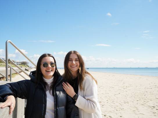 Caro und Isabel am Strand