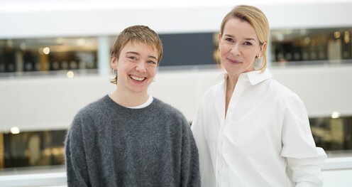 Zwei Frauen lächeln in die Kamera