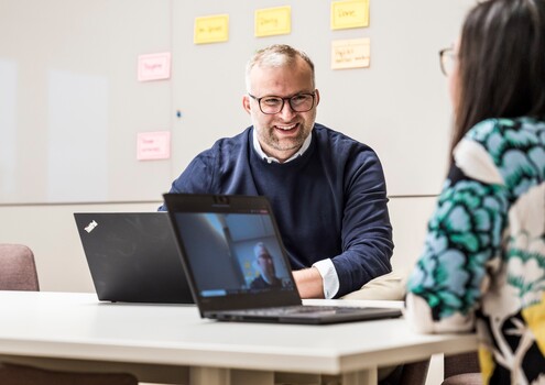 Ein Mitarbeiter im Meeting Ein Mitarbeiter im Meeting