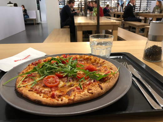 A delicious pizza in the OTTO canteen 'Elbe' – which feeds only one lone, hungry developer