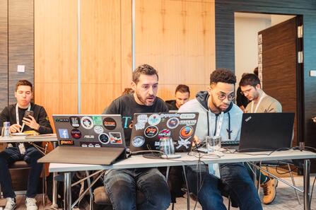 Teilnehmende des Live Bug Bounty Huntings mittendrin