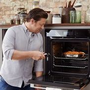 KOCHEN, BACKEN UND SERVIEREN: