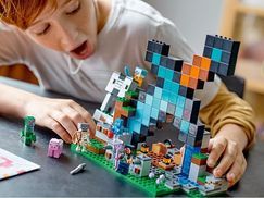 Kinder bauen und kämpfen in ihrer Minecraft® Basis