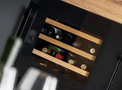 Amica Weintemperierschrank WK 341 111 E,für 46 Standardflaschen á 0,75l,  Standkühlschrank, Dreifach verglaste Tür (Rauchglas) mit UV-Schutz