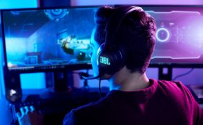 Lebe das Spiel mit JBL QuantumSURROUND™ und DTS