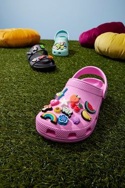 Pimp Your Style mit Crocs Jibbitz – Die coolen Charms für deine Crocs!