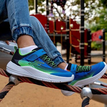 Entdecke die perfekte Sneaker-Auswahl für Mädchen und Jungen bei Skechers!
