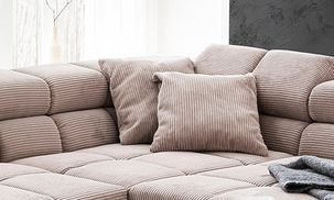 Inklusive drei bequeme Zierkissen