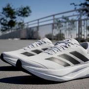 Sportliches Design mit regulärer Passform
