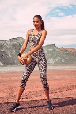 Modische Sporthose im trendigen Leopardenmuster
