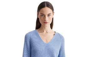 Moderner Strickpullover mit V-Ausschnitt