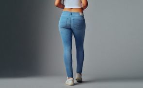 Mit Jeans Bund mit höherem Tommy und schmalem Skinny-fit-Jeans dezenten Label-Applikationen, Bein