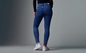 Tommy Jeans Bequeme Jeans Sylvia mit Ledermarkenlabel, Angenehmer  Tragekomfort durch Elasthananteil