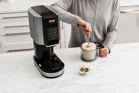 NINJA Eismaschine NC300EU, 1,4 l, 800 W, Eiscreme, Sorbet, Gelato, Smoothie Bowl, Einfüllen, einfrieren, rühren und genießen NINJA Eismaschine NC300EU, 1,4 l, 800 W, Eiscreme, Sorbet, Gelato, Smoothie Bowl, Einfüllen, einfrieren, rühren und genießen