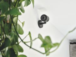 INSTALLIEREN SIE IHRE KAMERA UND LEHNEN SIE SICH ZURÜCK.