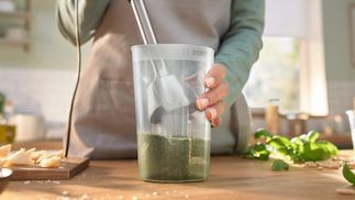 Praktischer Messbecher zum Abmessen und Mixen.