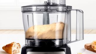 Transparente Kunststoffschüssel mit Deckel und Trichter.