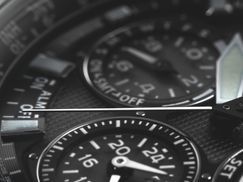 Hält die Zeiger in Position