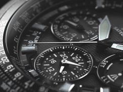 Hält die Zeiger in Position Automatik- und Korrekturfunktion