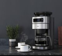Kaffeemaschine mit integriertem Mahlwerk