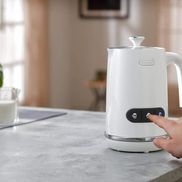 De'Longhi Milchaufschäumer LatteMix, 360° drehbare Basis – Komfortable Handhabung aus jeder Position