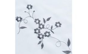 MIt Stickerei Blumen Muster