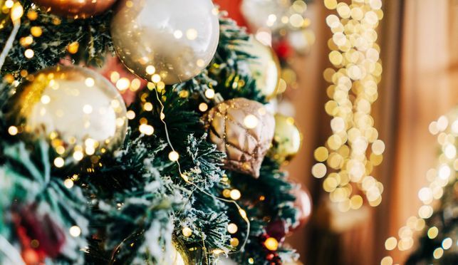 Glänzende Aufhänger – 50 Stück in Gold