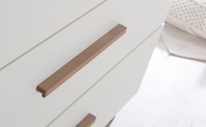 Elegant solid wood handles in Wotan oak decor