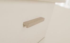 Handles and feet made of solid wood – stable and durable