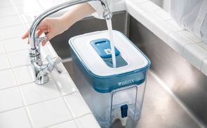 Wasserfilter: Schiebedeckel für einfaches Nachfüllen