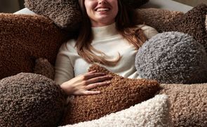 WEICHER, GELOCKTER STOFF MIT KUSCHELFAKTOR