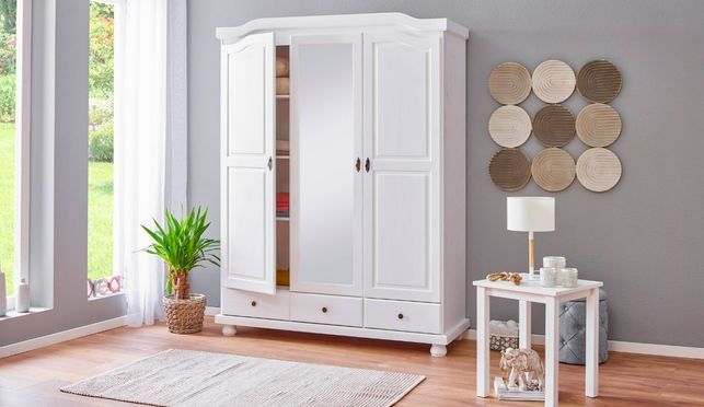 Zeitloser Landhausstil: Massivholz-Kleiderschränke für Ihr Zuhause