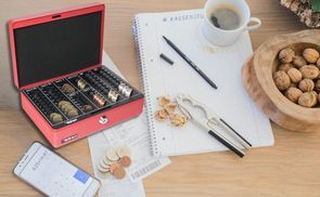 Geldkassette mit Münzzählbrett - Effizientes Münzzählen