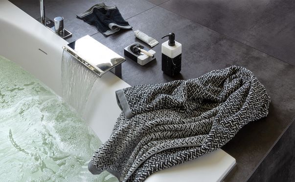 Von traditionellen Anzugstoffen inspiriert und modern auf Frottier interpretiert – das ist BROOKLYN