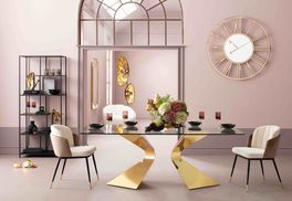 Esstische, Couch und Beistelltische